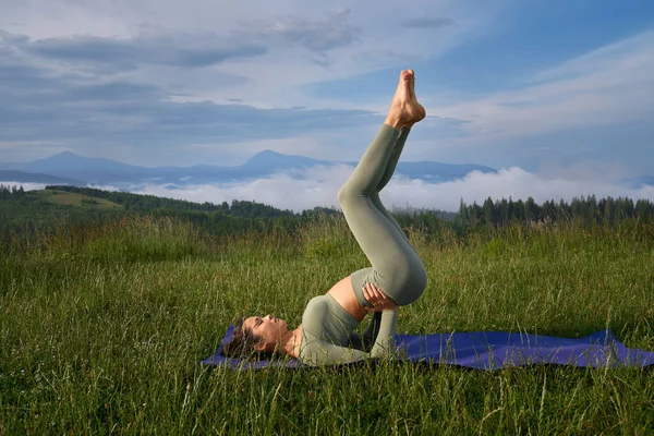 Frau übt sich in Gleichgewichtsübungen an frischer Luft — Stockfoto