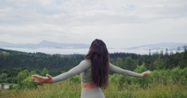 Yogadan sonra dinlenen bir kadının arka görüntüsü 