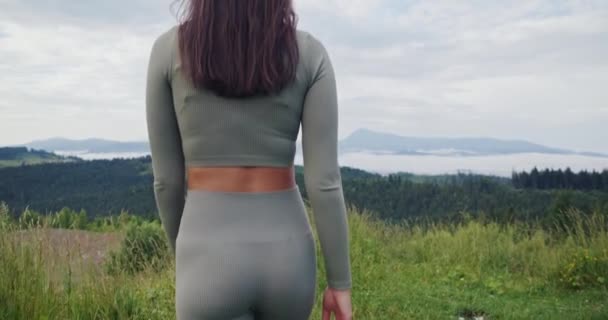 Frau in Sportkleidung spaziert nach dem Training im Freien — Stockvideo