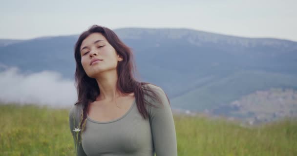 Femeia relaxată în haine sportive în picioare pe natură — Videoclip de stoc