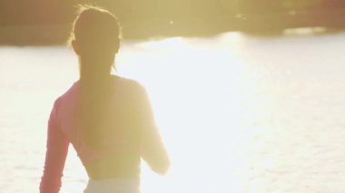 Şehir gölünde yemek hazırlayan bir kadının arka planı.