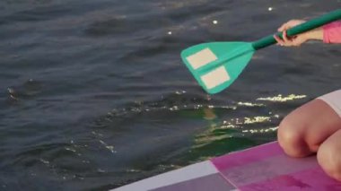 Renkli yemek masasında yüzen genç kadına yaklaş.