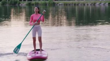 Gemide yüzen sağlıklı genç bir kadın.