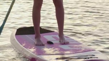 Gemide yalınayak yüzen genç bir kadın.