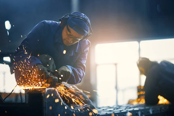 Kavkazský muž svařování kovové konstrukce na továrně — Stock fotografie