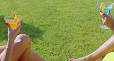 Mayolu çekici bayanlar dışarıda içkilerle dinleniyorlar.