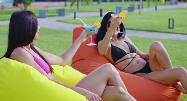 Donne in bikini che trascorrono giornate estive con bevande all'aperto — Video Stock