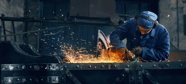 Muž v ochranné uniformě řezání kovů v továrně — Stock fotografie