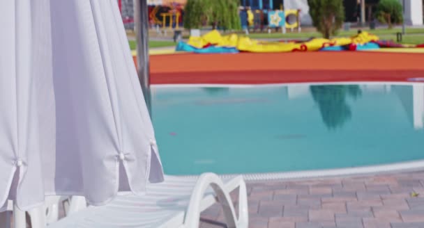 Nahaufnahme des modernen Resorts mit Schwimmbad zur Entspannung — Stockvideo