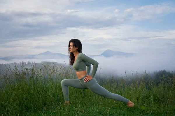 Fitness donna avendo allenamento di yoga all'aria aperta — Foto Stock