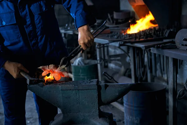 Kovářský ohřívací kov se speciálním nářadím v kovárně. — Stock fotografie