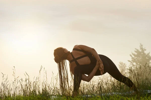 Ragazza che fa yoga posa in natura. — Foto Stock
