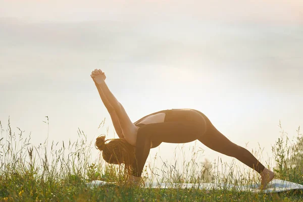 Mujer practicando yoga al aire libre. — Foto de Stock