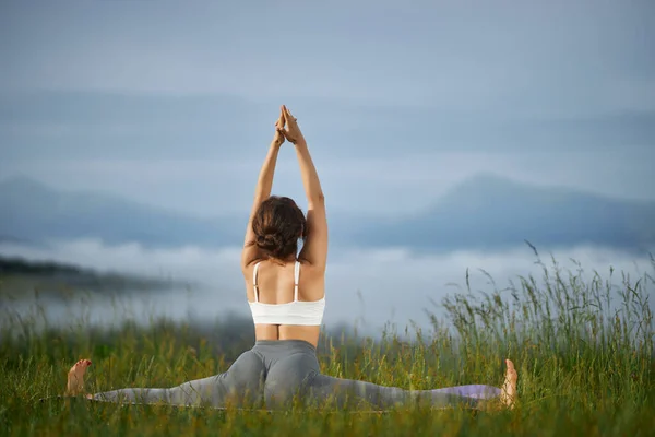 Ragazza sitiing in posa yoga in natura. — Foto Stock