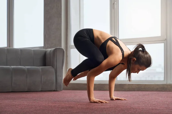 Sportif kadın yoga pozu veriyor.. — Stok fotoğraf