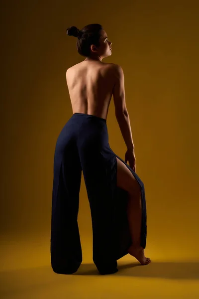Gadis dengan punggung telanjang berdiri, memegang tangan di lutut. — Stok Foto