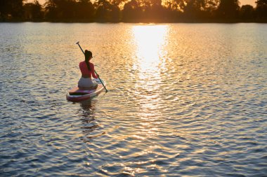 Suda yüzen aktif bir kadın. 