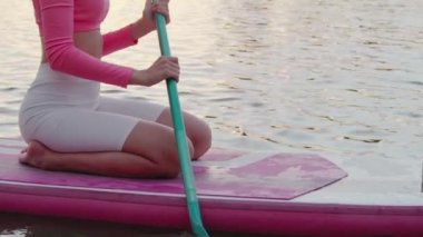 Yemek panolarında pratik yapan genç bayana yakın durun.