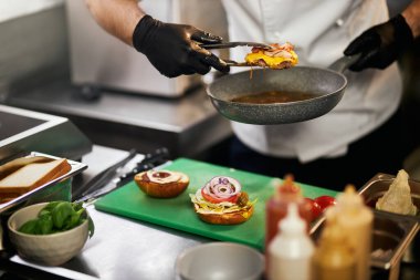 Lezzetli peynirli sığır burger..