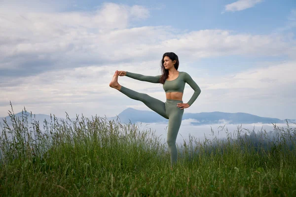 Donna sportiva pratica in stretching allenamento all'aperto — Foto Stock