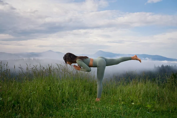 Donna in forma sana in abiti sportivi praticare yoga all'aperto — Foto Stock