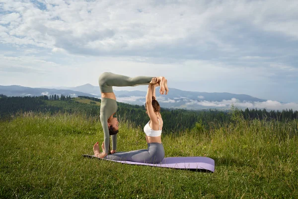 Fitness mujeres practicando en acro yoga al aire libre —  Fotos de Stock
