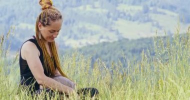 Spor giyimli bir kadın dışarıda glucophage oynuyor.