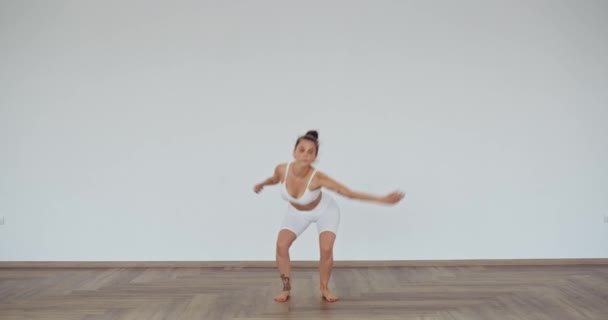 Frau in Sportkleidung macht Yoga-Übungen in Halle — Stockvideo