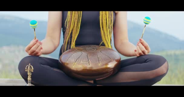 Mujer que usa glucofagos durante la meditación al aire libre — Vídeos de Stock