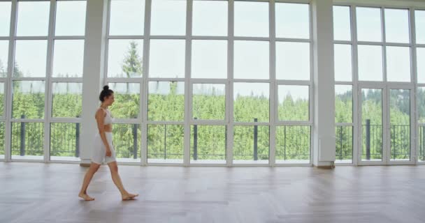 Sportliche Frau in weißem BH und Leggings praktiziert Yoga — Stockvideo
