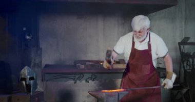 Kırmızı arponlu yaşlı adam ve demirci eldiveni..