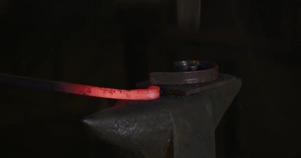Prozess der Metallverarbeitung in der Schmiede. — Stockvideo