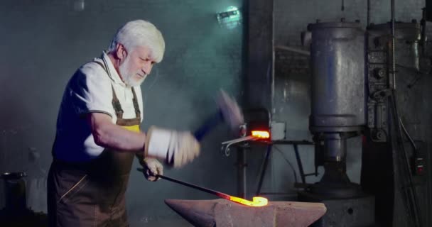 Blacksmith red hook with hammer beating. — Stock video
