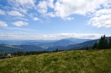 Muhteşem manzara, kayan tepeler ve sonbaharda muhteşem mavi gökyüzü..
