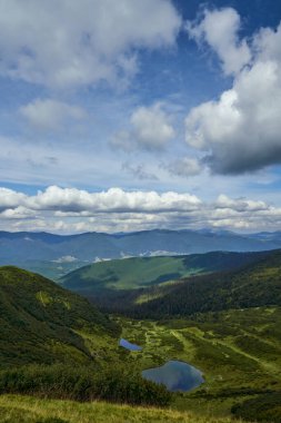 Güneşin yaz sabahları dağ zirvelerini yakaladığı güzel, berrak göller.. 