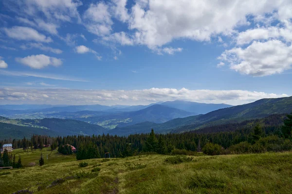 Yoğun kozalaklı ormanda küçük kulübeleri olan ücra bir dağ köyü..
