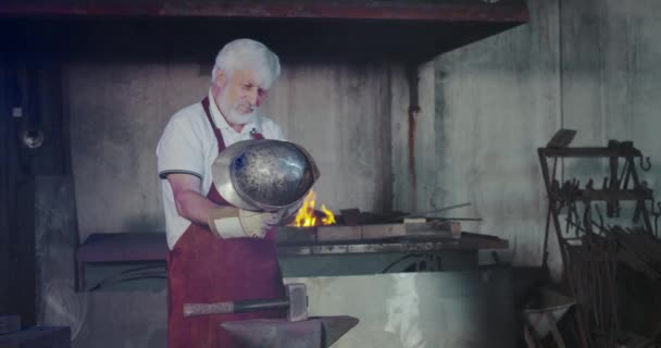 Lavorazione fabbro, incendio nel forno che brucia. — Video Stock