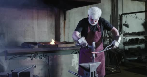 Blacksmith forging in big workshop. — Wideo stockowe