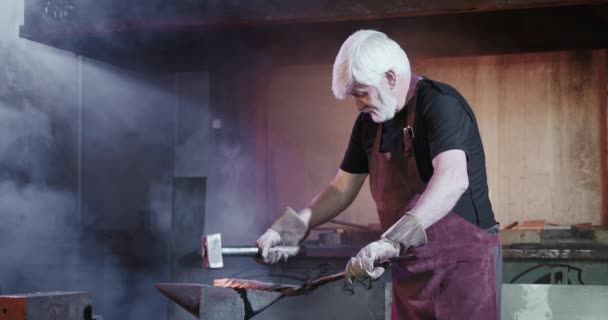 Blacksmith working in mastershop. — Stock video