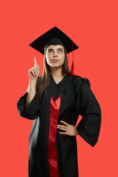 Mooie jonge vrouw afstuderen van de universiteit, universiteit. — Stockfoto