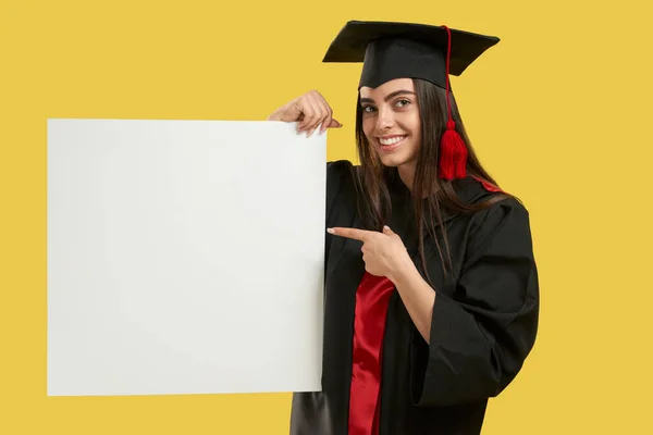 Bruneta dívka promuje na vysoké škole, univerzita. — Stock fotografie