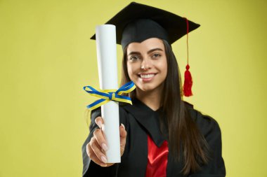 Esmer kız Ukrayna diploması gösteriyor..