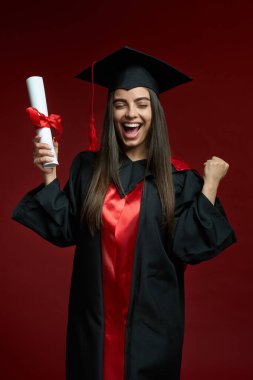 Güzel kız gülümsüyor, ağlıyor, diplomasını tutuyor, yaşasın diyor..