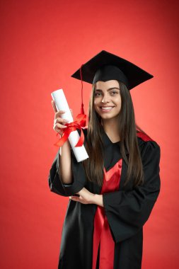 Üniversiteden, üniversiteden, liseden mezun olan esmer kız..