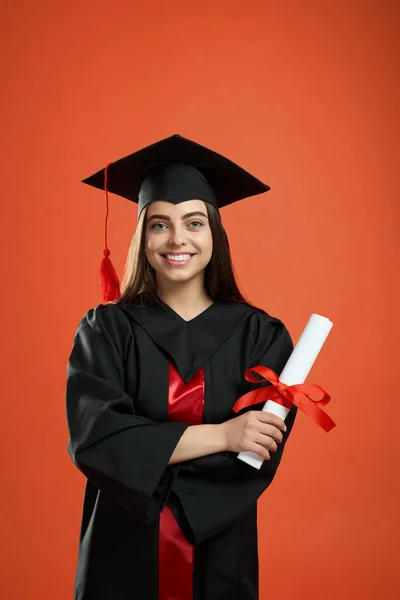Mooi meisje afgestudeerd aan de universiteit, universiteit, middelbare school. — Stockfoto