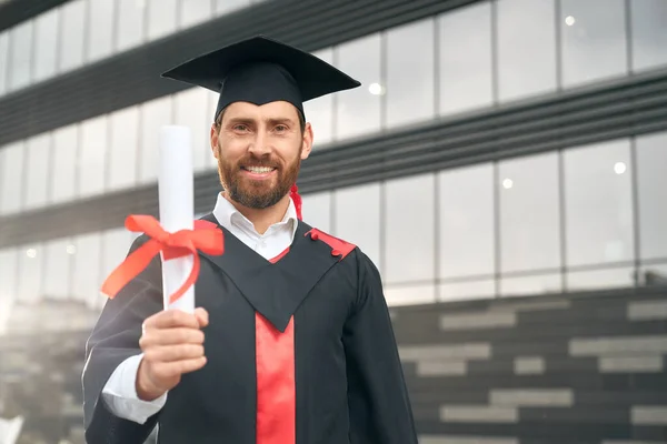 Mannelijke student afstuderen van de middelbare school. — Stockfoto