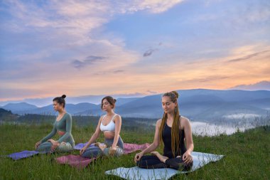 Lotus pozu veren üç güzel kadın..