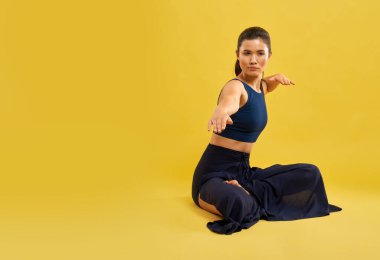 Kız içeride yoga yaparken sağ kolunu uzattı.. 