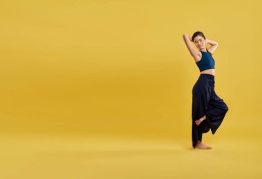 Sıska kadın dansçı içeride dinlenirken ellerini başının arkasında tutuyor.. 