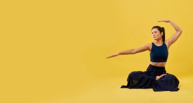 Sportif kadın stüdyoda yoga yapıyor..